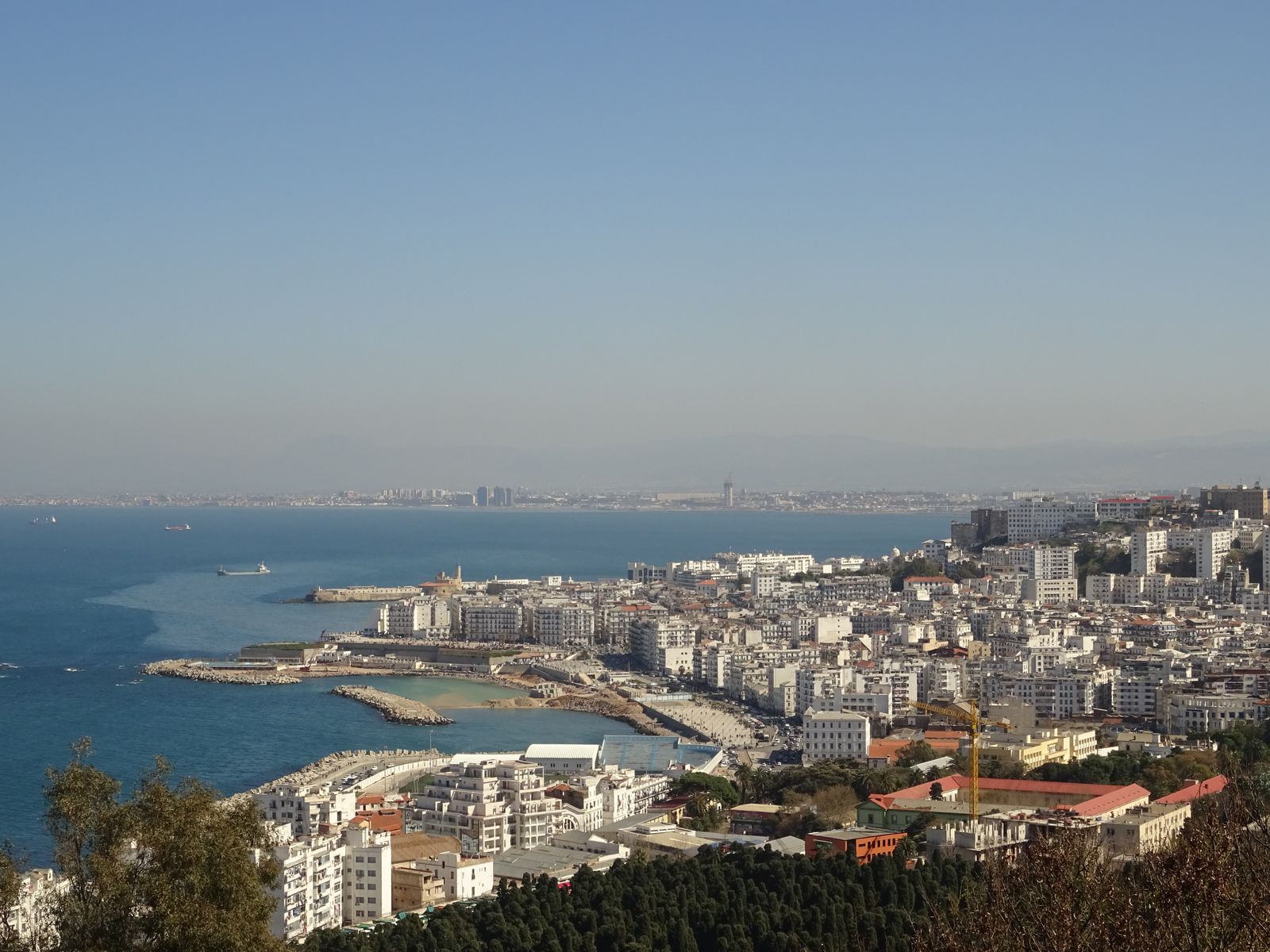Limiteur de vitesse Algérie : vue sur la baie d’Alger et la ville blanche depuis les hauteurs