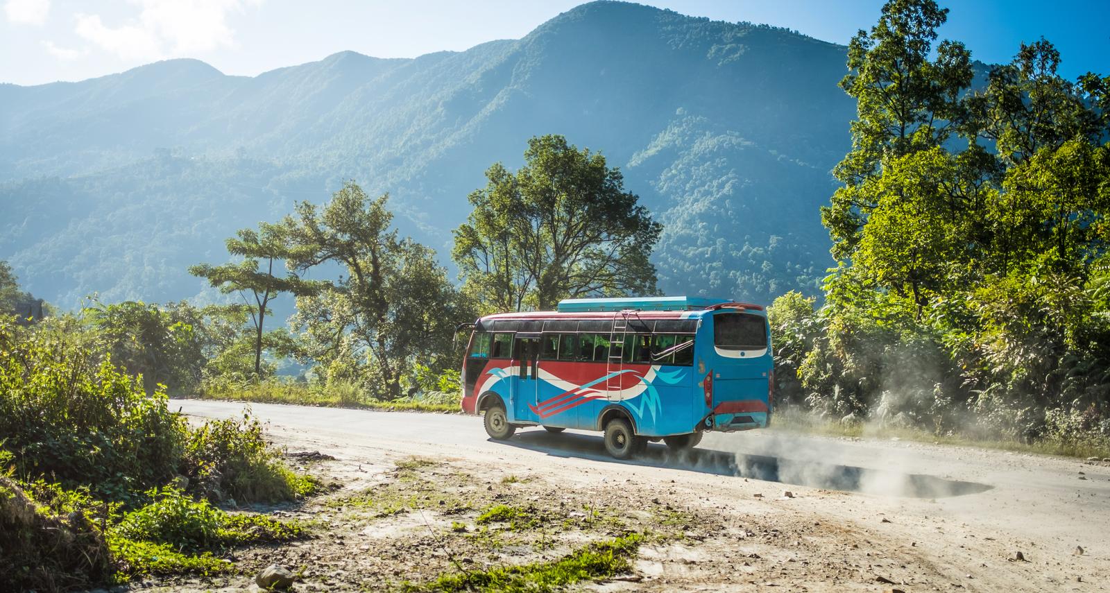 Bus de pasajeros en una carretera rural de montaña