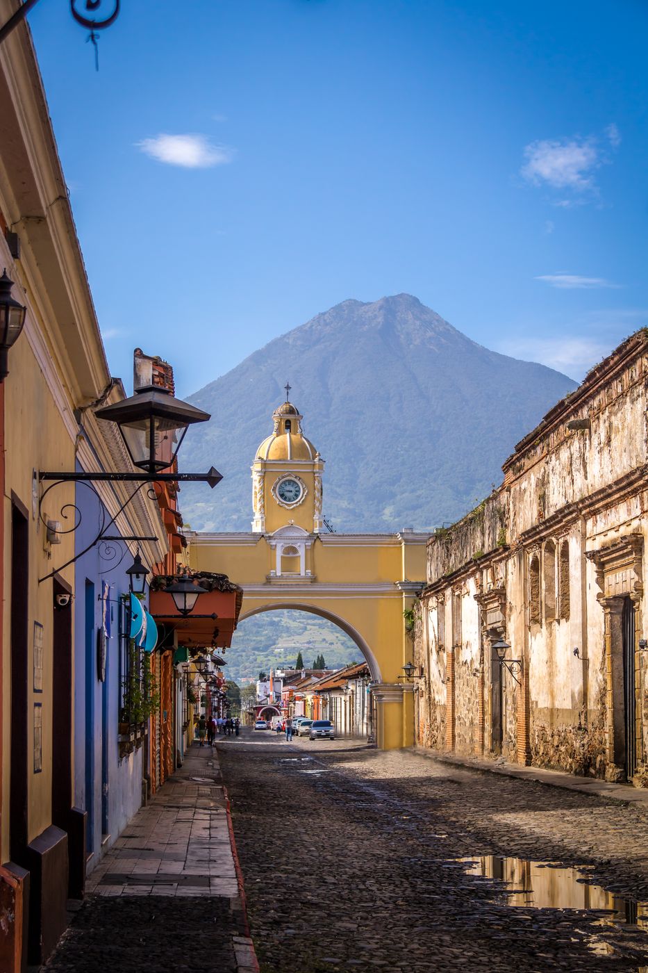 Limitador de velocidad Guatemala: Arco de Santa Catalina con el volcán de Agua al fondo, en Antigua
